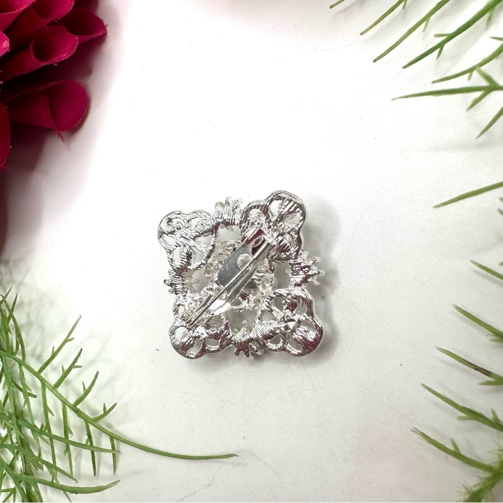 NEW⚜️Classic Crystal Cluster Embellished Brooch - Picture 4 of 5